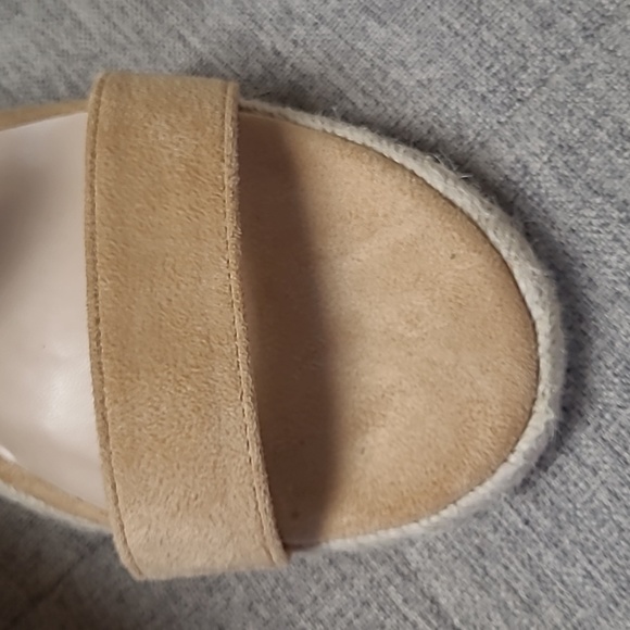 3/$8 Like new wedges - Picture 4 of 4